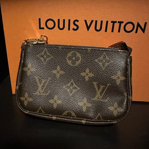 Louis Vuitton mini pochette w/ chain - Picture 2 of 7
